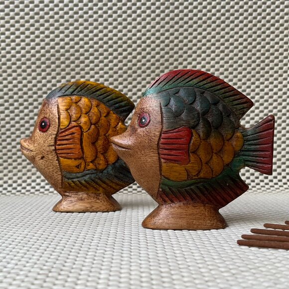 2 Wood Hand Carved Hand Painted Tropical Fishes 4" Tall - Picture 2 of 16